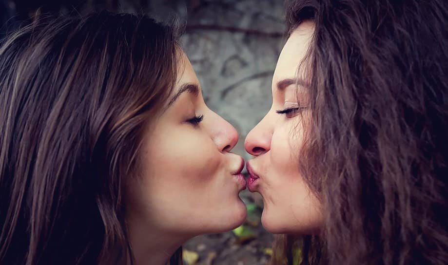 Le lesbiche brune si incontrano per un dolce bacio
