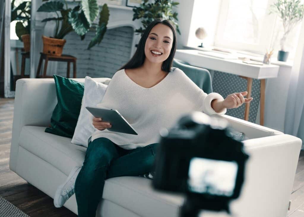 femme brune influenceur et égérie de mad2moiet égérie