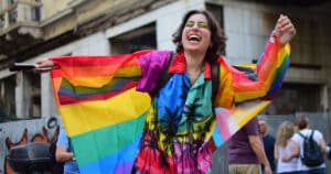 meilleurs sites de rencontre pour les homosexuelles avec une femme arborant un drapeau lgbt+